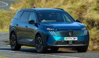 Peugeot E-5008 - front cornering